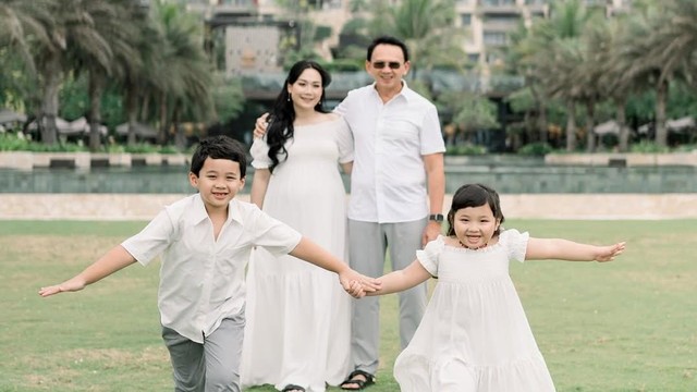 Kabar Terkini Artis dari InsertLive : Hamil Anak Ketiga, Babybump Puput Nastiti Istri Ahok Disorot