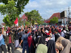 Ratusan Orang Padati Alun-alun Jember Gelar Aksi Bela Palestina Ratusan Orang Padati Alun-alun Jember Gelar Aksi Bela Palestina
