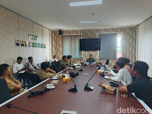 Asosiasi Kecimol Ngadu ke DPRD Lombok Tengah gegara Dilarang Masuk Desa Asosiasi Kecimol Ngadu ke DPRD Lombok Tengah gegara Dilarang Masuk Desa