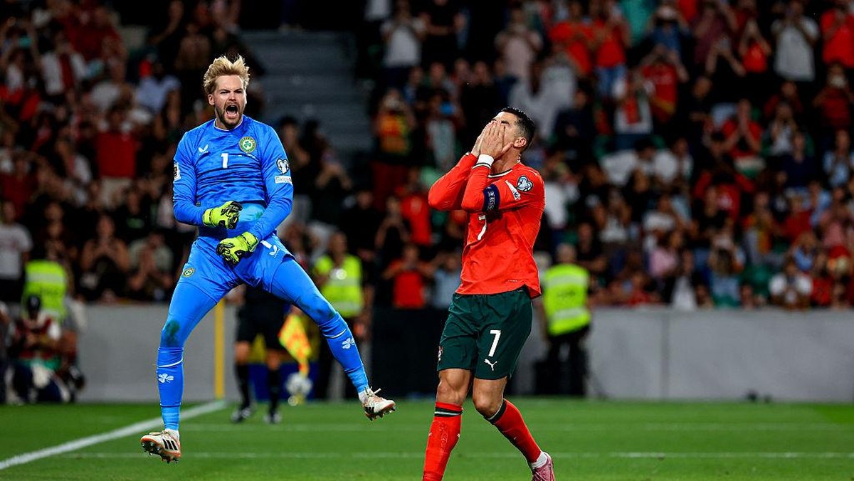 Ekspresi Caoimhin Kelleher usai menepis penalti Cristiano Ronaldo. (Getty Images/Sports Press Photo)