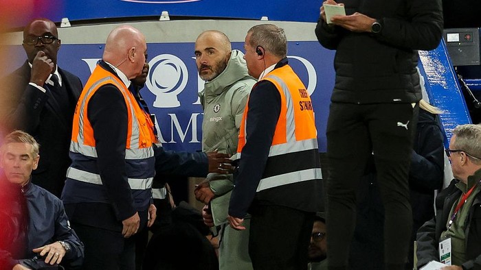 LONDON, ENGLAND - OCTOBER 04: Referee Anthony Taylor shows Head Coach Enzo Maresca of Chelsea red card and sends him off after he left his technical area to join in celebrations at the corner flag after Estêvão scores a goal to make it 2-1 during the Premier League match between Chelsea and Liverpool at Stamford Bridge on October 04, 2025 in London, England. (Photo by Robin Jones/Getty Images)