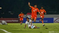 Memasuki babak kedua, India lebih dulu memecah kebuntuan. Melalui serangan dari sisi kiri, Harsh Arun Palande mengirim umpan tarik yang disambut Thingujam Korou Singh untuk menaklukkan kiper Indonesia. Tim tamu pun unggul 1-0.