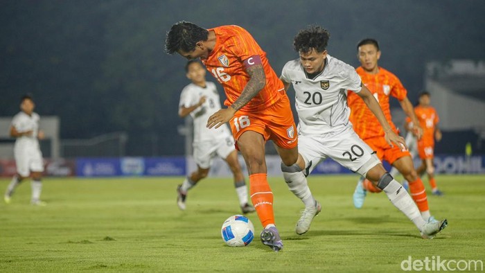 Garuda Muda Bermain Imbang 1-1 Lawan India U-23 di Laga Uji Coba Timnas Indonesia U-23 kembali menjalani laga uji coba melawan India U-23 di Stadion Madya, Jakarta, Senin (13/10/2025) malam. Pertandingan berakhir imbang 1-1 setelah kedua tim saling balas gol di babak kedua.
