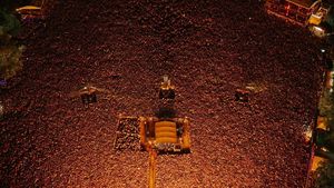 Gokil! Foto Lautan Manusia Nonton Sabrina Carpenter di Texas