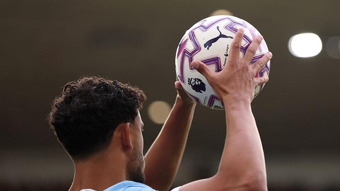 Ilustrasi throw-in WOLVERHAMPTON, ENGLAND - AUGUST 16: Matheus Nunes of Manchester City takes a throw-in with the Puma match ball during the Premier League match between Wolverhampton Wanderers and Manchester City at Molineux on August 16, 2025 in Wolverhampton, England. (Photo by Alex Pantling/Getty Images)