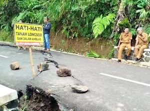 Jalan Raya Kujang Tasikmalaya Retak-Amblas Akibat Hujan Deras Jalan Raya Kujang Tasikmalaya Retak-Amblas Akibat Hujan Deras