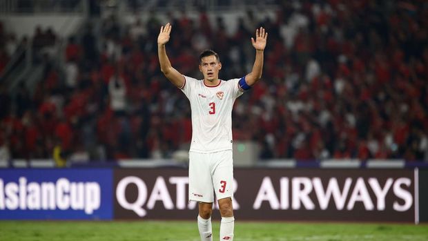 JAKARTA, INDONESIA - SEPTEMBER 10: Jay Noah Idzes of Indonesia greets the spectators during the FIFA World Cup Asian 3rd Qualifier Group C match between Indonesia and Australia at Gelora Bung Karno Stadium on September 10, 2024 in Jakarta, Indonesia. (Photo by Robertus Pudyanto/Getty Images)