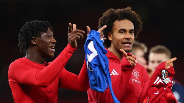 MANCHESTER, ENGLAND - JANUARY 23:  Kobbie Mainoo and Joshua Zirkzee of Manchester United celebrate during the UEFA Europa League 2024/25 League Phase MD7 match between Manchester United and Rangers FC at Old Trafford on January 23, 2025 in Manchester, England. (Photo by Marc Atkins/Getty Images)