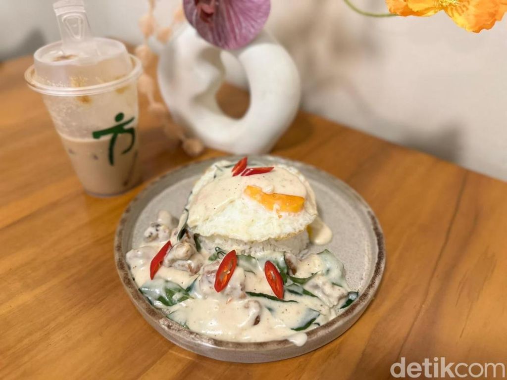 Kafe Galeri Ini Punya Nasi Goreng Kecombrang dan Buttermilk Chicken Enak Kafe Galeri Ini Punya Nasi Goreng Kecombrang dan Buttermilk Chicken Enak