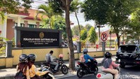 Ayah Terduga Pelaku Pembunuhan Kasus Siswi MI Banyuwangi Nilai Dakwaan Janggal