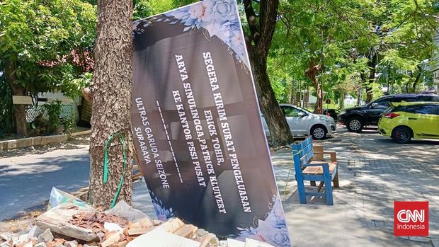 Kantor Asosiasi Provinsi (Asprov) PSSI Jawa Timur di Surabaya jadi sasaran protes para suporter usai gagalnya Timnas Indonesia melaju ke putaran final Piala Dunia 2026.