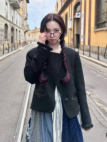 Karina 'aespa' dalam balutan busana bergaya Japandi / foto: instagram.com/katarinabluu