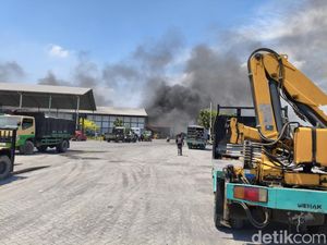 Gudang Perbaikan Truk di Porong Terbakar, Terdengar 6 Kali Ledakan Gudang Perbaikan Truk di Porong Terbakar, Terdengar 6 Kali Ledakan