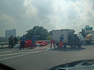 Truk Boks Terguling di Tol Waru-Juanda, Hindari Lajur Kiri Truk Boks Terguling di Tol Waru-Juanda, Hindari Lajur Kiri