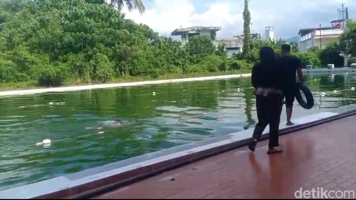 Kolam renang Rano Wangun KONI Manado memperihatinkan usai airnya berwarna hijau penuh lumut.