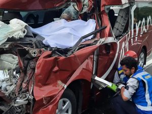 Mobil Travel Tabrak Truk di Tol Cipularang, Satu Orang Tewas Mobil Travel Tabrak Truk di Tol Cipularang, Satu Orang Tewas