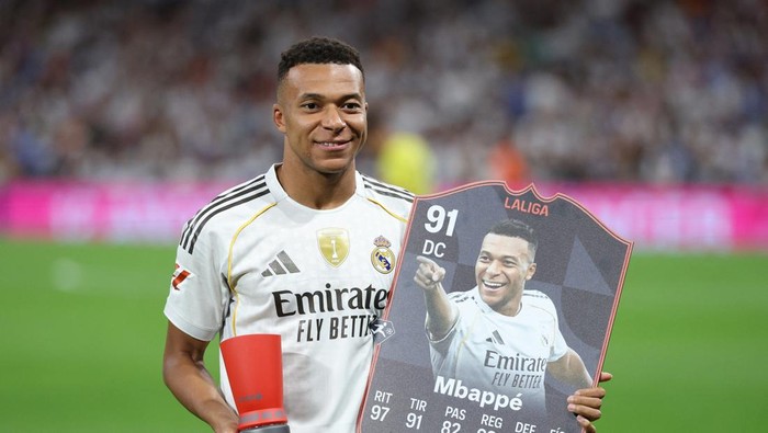 Soccer Football - LaLiga - Real Madrid v Villarreal - Santiago Bernabeu, Madrid, Spain - October 4, 2025 Real Madrids Kylian Mbappe poses with an award on the pitch before the match REUTERS/Juan Medina