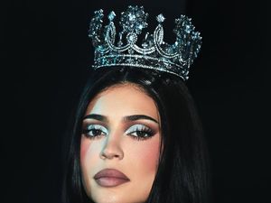 Bukan Aksesori Biasa, Cerita di Balik Tiara Kylie Jenner Karya Rinaldy Yunardi Bukan Aksesori Biasa, Cerita di Balik Tiara Kylie Jenner Karya Rinaldy Yunardi