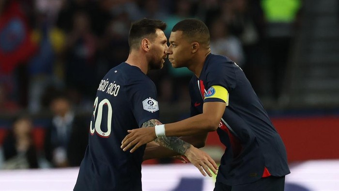 PARIS, FRANCE - JUNE 03: Lionel Messi congratulates Kylian Mbappe after he scores Paris Saint-Germains second goal during the Ligue 1 match between Paris Saint-Germain and Clermont Foot at Parc des Princes on June 03, 2023 in Paris, France. (Photo by Ian MacNicol/Getty Images)