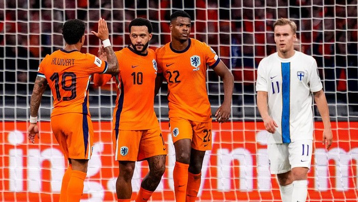 AMSTERDAM, NETHERLANDS - OCTOBER 12: Memphis Depay of Netherlands celebrates with Justin Kluivert of Netherlands and Denzel Dumfries of Netherlands after scoring his teams third goal during the FIFA World Cup 2026 qualifier match between Netherlands and Finland at Johan Cruijff Arena on October 12, 2025 in Amsterdam, Netherlands. (Photo by Rene Nijhuis/MB Media/Getty Images)