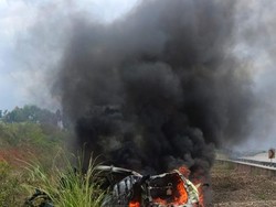 Mobil Minibus Kecelakaan-Terbakar di Tol Cisumdawu, Sopir Tewas Mobil Minibus Kecelakaan-Terbakar di Tol Cisumdawu, Sopir Tewas