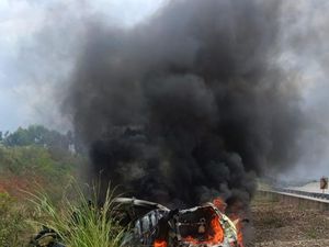 Video Minibus Kecelakaan-Terbakar di Tol Cisumdawu, Sopir Tewas Video Minibus Kecelakaan-Terbakar di Tol Cisumdawu, Sopir Tewas