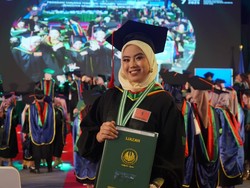 Cerita Wisudawan Terbaik UNJ Lulus Langsung Jadi Manager, Apa Tipsnya?