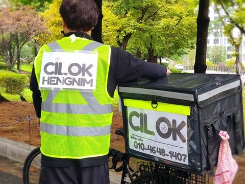 Viral! Pria Korea Jualan Cilok Keliling Naik Sepeda di Ansan
