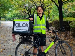 Viral! Pria Korea Jualan Cilok Keliling Naik Sepeda di Ansan