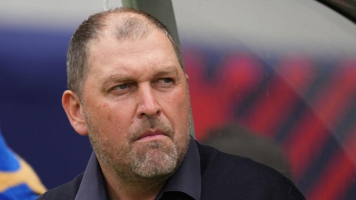 CHOFU, JAPAN - MAY 19: Peter Cklamovski,coach of FC Tokyo looks on prior to the J.LEAGUE MEIJI YASUDA J1 15th Sec. match between FC Tokyo and Yokohama F•Marinos at Ajinomoto Stadium on May 19, 2024 in Chofu, Tokyo, Japan. (Photo by Hiroki Watanabe/Getty Images)