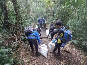 Saat 115 Kg Sampah Dievakuasi dari Gunung Gede Pangrango Saat 115 Kg Sampah Dievakuasi dari Gunung Gede Pangrango