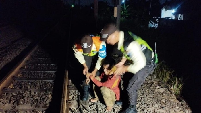 Petugas pengamanan KAI menangkap pencuri kabel grounding (track circuit). Pelaku ditangkap di jalur hilir petak jalan antara Stasiun Cikarang-Stasiun Tambun). (dok KAI)