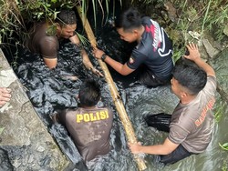 Polresta Cilacap Kolaborasi dengan Warga Bersihkan Sumbatan Pemicu Banjir