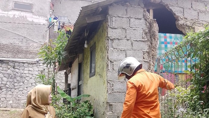 Rumah ambruk di Bogor