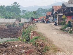 Aktivitas Alat Berat Revitalisasi Situ Ciburuy Bikin Rumah Warga Retak-retak