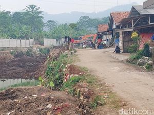 Aktivitas Alat Berat Revitalisasi Situ Ciburuy Bikin Rumah Warga Retak-retak Aktivitas Alat Berat Revitalisasi Situ Ciburuy Bikin Rumah Warga Retak-retak