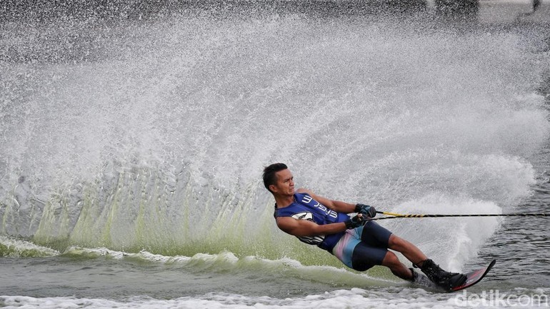 Atlet Ski Air Indra Hardinata melakukan teknik saat latihan di nomor Slalom.