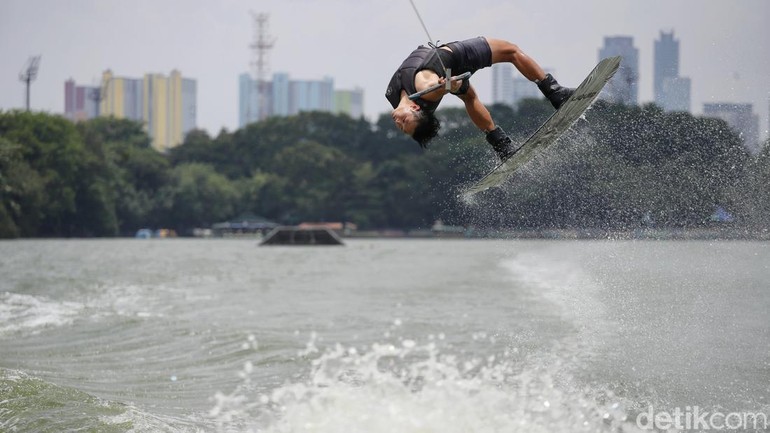 Di bawah teriknya matahari, para atlet tampak antusias menampilkan kemampuan terbaik mereka di berbagai kelas, di kawasan Danau Sunter, Jakarta Utara, Senin (13/10/2025).
