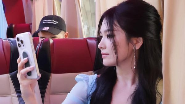 7 Momen Song Hye Kyo Syuting di Dubai, Jadi Jin di Drakor Genie Make A Wish