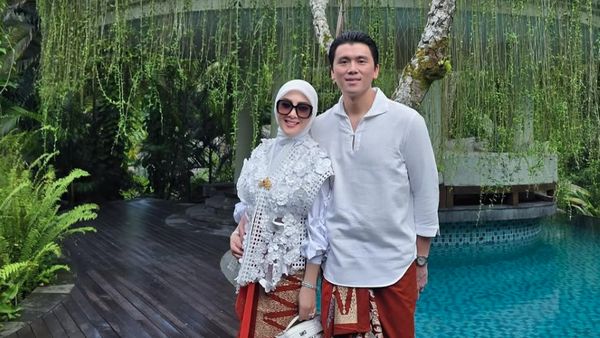Gaya Syahrini Pose di Resor Mewah Suami, Pakai Kain Songket & Tas Hermes