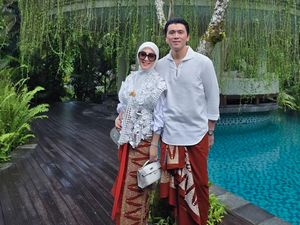 Gaya Syahrini Pose di Resor Mewah Suami, Pakai Kain Songket & Tas Hermes Gaya Syahrini Pose di Resor Mewah Suami, Pakai Kain Songket & Tas Hermes