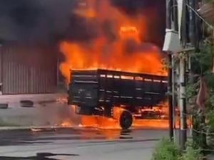 Truk Bermuatan Solar Terbakar di Tengah Jalan, Sopir Kabur