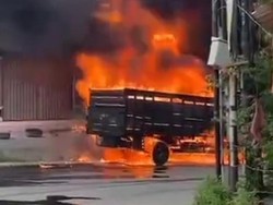 Truk Bermuatan Solar Terbakar di Tengah Jalan, Sopir Kabur