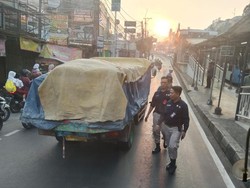 Truk Mogok di Petukangan Picu Antrean TransJ Mengular Dievakuasi