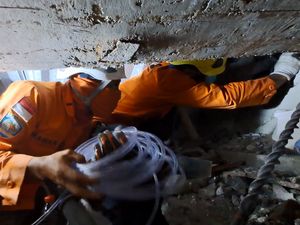 Cerita Tim SAR Jangkau Korban Runtuhnya Ponpes Al Khoziny Lewat Celah 30 Cm