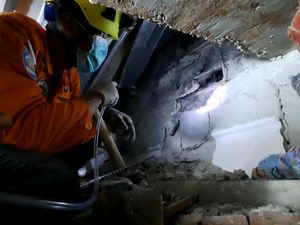 Perjuangan Menjaga Nyawa di Tengah Reruntuhan Ponpes Al Khoziny