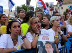 Disambut Tangisan Warga Israel, Hamas Serahkan 7 Sandera