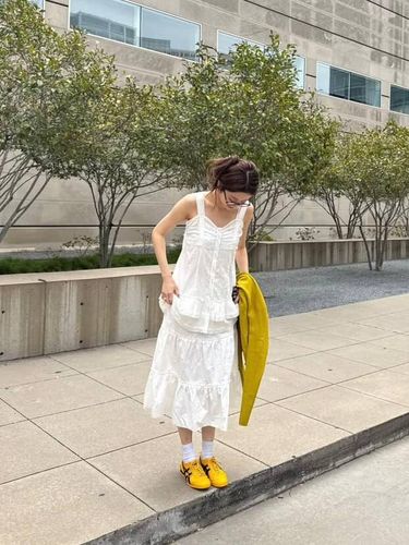 Yunjin 'LE SSERAFIM' dalam balutan busana bergaya Japandi / foto: instagram.com/jenaissante