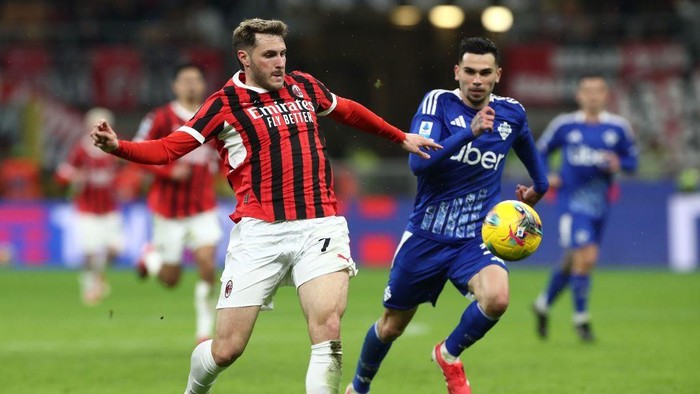 MILAN, ITALY - MARCH 15: Santiago Gimenez of AC Milan in actio during the Serie A match between AC Milan and Como 1907 at Stadio Giuseppe Meazza on March 15, 2025 in Milan, Italy. (Photo by Marco Luzzani/Getty Images)