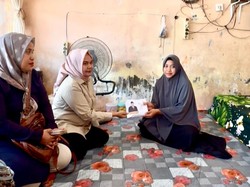 Andre Rosiade Bantu Rp 20 Juta ke Ibu 3 Anak yang Terpaksa Jadi Kuli Batu di Padang Pariaman